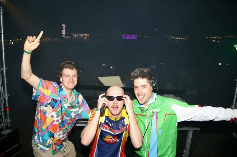 De drie leden van Let's Dance poseren achter de draaitafels
